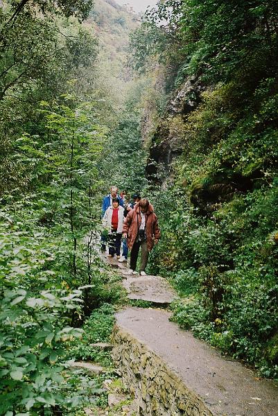 Erdély_2004_29.JPG - a hasadékban.