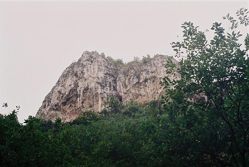 Erdély_2004_33.JPG - a hasadékban.