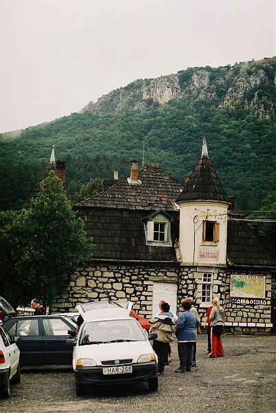 Erdély_2004_45.JPG - turistaház a hasadék bejáratánél.