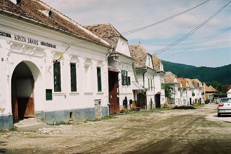 Erdély_2004_74.JPG - a művelődési ház.
