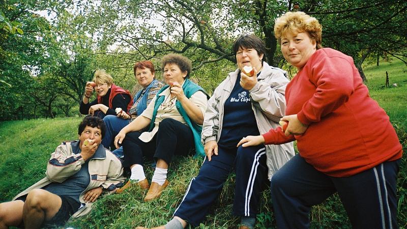 Erdély_2004_78.JPG - a lányok pihenés közben tesztelik az idei termést.