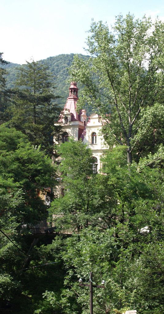 87.JPG - Erre már kezdődtel az érdekesebb, valaha gyönyörű fürdő és üdülő épületek.