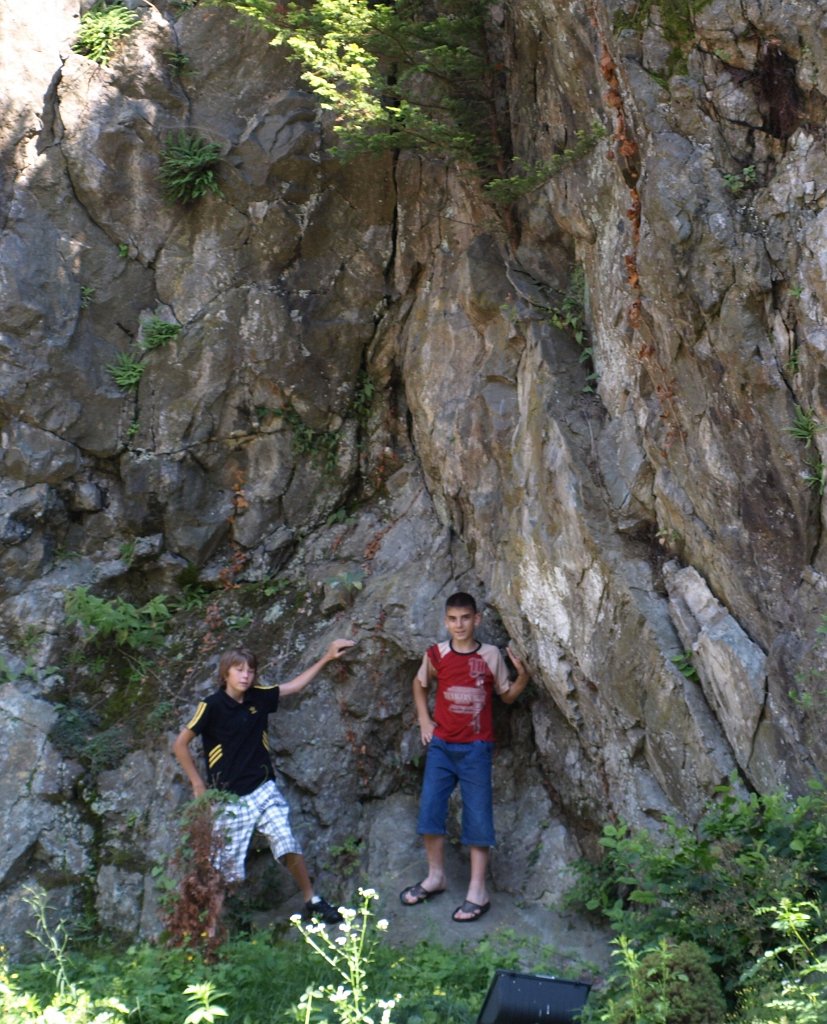 93.JPG - A fiúk próbálnak hegyet mászni.