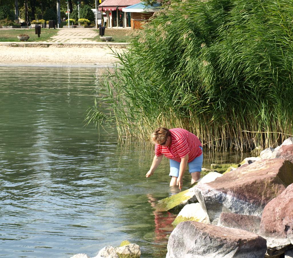 szigliget_111.jpg - lábmosás a kellemes vízben.