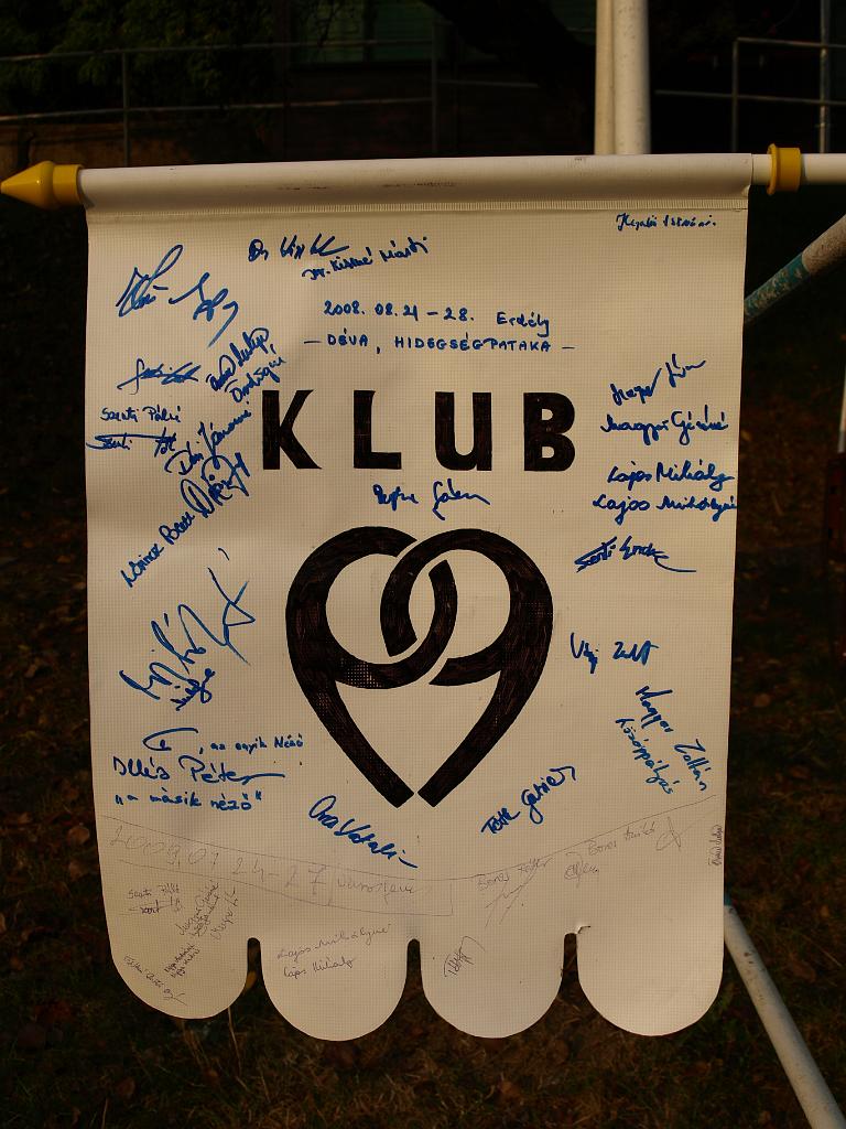 szigliget_36.jpg - a klubzászló újabb aláírásokkal.